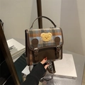 Vintage-Rucksack mit Karomuster, braunem Kunstleder und süßem Plüsch-Bärenaufnäher - Braun