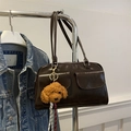 Borsa a spalla marrone scuro lucida con doppie tasche e ciondolo a forma di peluche - Caffè con Pendente