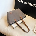 Borsa tote in tela grigio scuro con manici in pelle marrone e toppa logo quadrata - Grigio