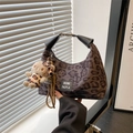 Borsa a mezzaluna leopardata con ciondolo a forma di orso e manico in pelle nera - Leopardo Caffè Con Ciondolo / Marrone
