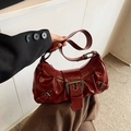 Bolso baguette rojo oscuro brillante con fruncidos y hebilla de metal estilo retro - Rojo