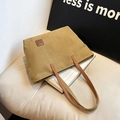 Borsa tote in tela kaki con manici in pelle marrone e etichetta sul divano - Marrone Giallastro