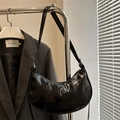 Bolso de media luna negro brillante con costuras verticales y correa ajustable - Negro