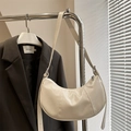 Bolso medialuna blanco brillante con correa ajustable en soporte de metal plateado - Blanco