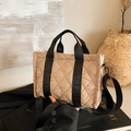 Beige Stepp-Tote Bag mit schwarzen Riemen und Karomuster für stilvollen Alltag - Khaki