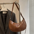 Bolso media luna marrón de cuero encerado brillante con costuras verticales - Marrón