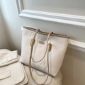 Borsa tote bianca a rilievo con motivi animali e spalline kaki per il lavoro - Senza Ciondolo / Cachi