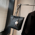 Borsa tote nera di grande capacità con motivi cartoon a rilievo e ciondolo morbido - Con Ciondolo / Nero