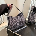 Damen Schultertasche mit Leopardenmuster, schwarzem Gurt und goldenen Beschlägen - Leopardenmuster Schwarz