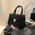 Sac à main chic noir avec motif crocodile, rivet doré et bandoulière amovible - Noir