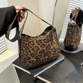 Umhängetasche mit braunem Leopardenmuster, verstellbarem Riemen und goldenen Beschlägen - Leopard Kaffee
