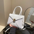 Sac bandoulière blanc effet crocodile avec boucle dorée et poignée ronde rigide - Blanc