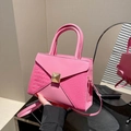 Sac à main rose élégant à motif crocodile avec fermoir doré et bandoulière réglable - Rose