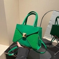 Sac bandoulière vintage vert avec motif crocodile et boucle dorée élégante - Vert