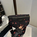 Borsa a tracolla nera alla moda con stampa a ciliegia e dettagli dorati lucidi - Nero