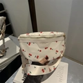 Elegante borsa a tracolla in pelle crema con stampa ciliegia e tracolla larga - Bianco