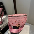 Borsa a tracolla rosa in ecopelle con stampa a ciliegie e ampia tracolla regolabile - Rosa