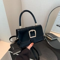 Elegante bolso de mano cuadrado de charol negro con gran hebilla de herradura dorada - Negro
