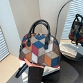 Bolso de mano con mosaico de colores y diseño geométrico con correa ajustable - Negro