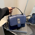 Dunkelblaue Kunstleder-Handtasche mit goldener Schnalle und abnehmbarem Schultergurt - Blau