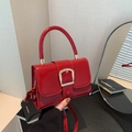 Bolso cuadrado de charol rojo con hebilla dorada llamativa y correa de hombro - Rojo