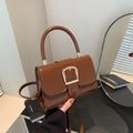 Bolso bandolera marrón chic con hebilla en U dorada y diseño con asa superior fija - Marrón