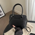 Borsa tote nera classica con cuciture bianche a contrasto e doppi manici sul tappeto - Nero