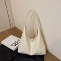 Borsa hobo minimalista in pelle bianco crema con un ampio design triangolare - Bianco Sporco