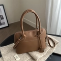 Borsa a mano retrò in pelle opaca marrone caramello con cuciture bianche a contrasto - Marrone