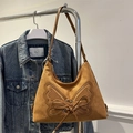 Vintage braune Wildleder-Schultertasche mit Schmetterlingsdekor und Schleifendetail - Braun