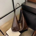 Borsa hobo marrone scuro in ecopelle opaca con grande capacità per il pendolarismo - Marrone