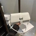 Weiße Tasche mit Krokodilmuster, Silber-Schnalle und stilvollem Knoten-Schultergurt - Weiß
