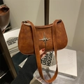 Borsa sottobraccio marrone vintage con stella argentata e pelle con texture stropicciata - Marrone