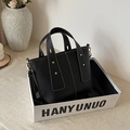 Schwarze Handtasche mit Litschi-Muster, weißen Kontrastnähten und Goldnieten - Schwarz