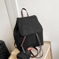 Zaino retrò in pile nero con spallacci in similpelle marrone e chiusura a coulisse - Nero