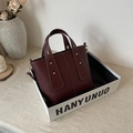 Minimalistische weinrote Damenhandtasche mit Goldnieten in einer Geschenkbox - Burgunderrot
