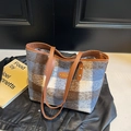 Große karierte Woll-Tote-Bag mit braunen Kunstledergriffen und goldener Plakette - Blau