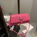 Rosafarbene Schultertasche mit Kroko-Prägung, silberner Schnalle und Knotendetails - Rosarot