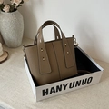 Braune Beuteltasche aus Leder mit Litschimuster, breiten Griffen und Goldnieten - Khaki
