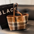 Braune karierte Woll-Tote-Bag mit Lederriemen und goldenem Logo-Plakette für Winter - Braun