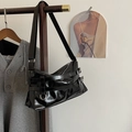 Borsa a spalla in vernice nera lucida con fibbie argentate e cinturini decorativi - Nero