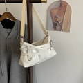 Borsa sottobraccio pieghettata bianco crema in pelle lucida con fibbia argento - Bianco