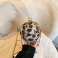 Sphärische Abendtasche mit Leopardenmuster Kunstpelz und Strass Metallringgriff - Khaki