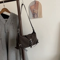 Sac sous le bras marron foncé avec boucles vintage et détails argentés sur un cintre - Marron