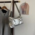 Borsa a spalla metallizzata argento con pieghe, fibbie e ampia tracolla in tessuto - Argento