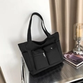 Schwarze Canvas-Tragetasche im Utility-Design mit mehreren Taschen und viel Stauraum - Schwarz