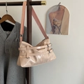 Borsa a spalla rosa chiaro in pelle lucida con fibbie decorative e tracolla in tessuto - Rosa