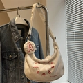 Weiße Cord-Sichel-Schultertasche mit roter Buchstabenbestickung und Mini-Münzfach - Weiß