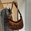 Braune Cord-Schultertasche im Retro-Stil mit Stickerei und rundem Buchstaben-Anhänger - Braun