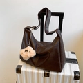 Dunkelbraune Hobo-Tasche mit Lychee-Struktur, großem Fassungsvermögen und Plüsch-Anhänger - Mit Anhänger / Kaffeebraun